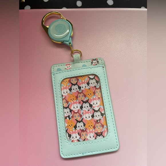 Disney retractable card holder - Picture 1 of 2